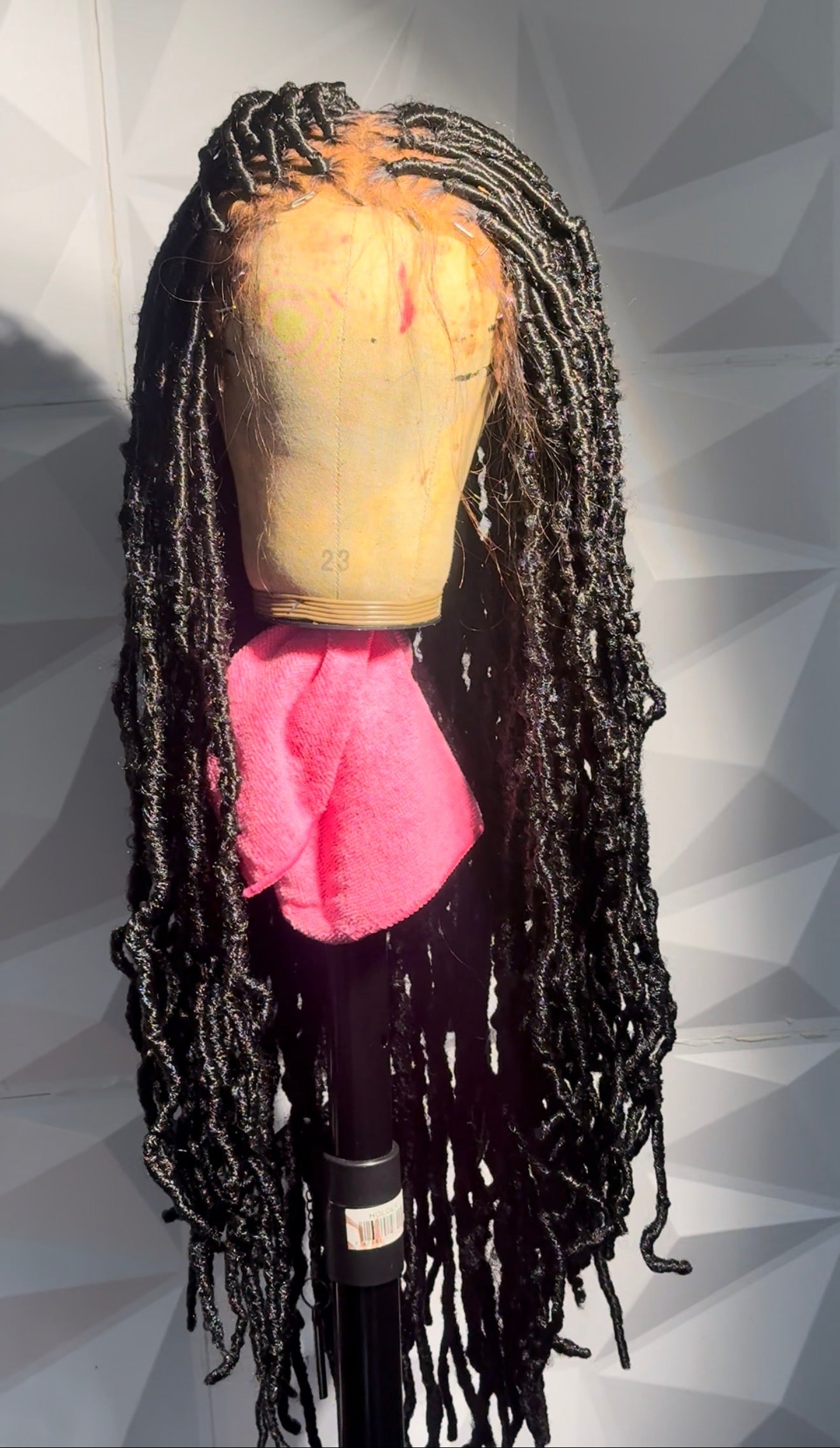 Luxe VII Distressed Locs Signature Unit 24"